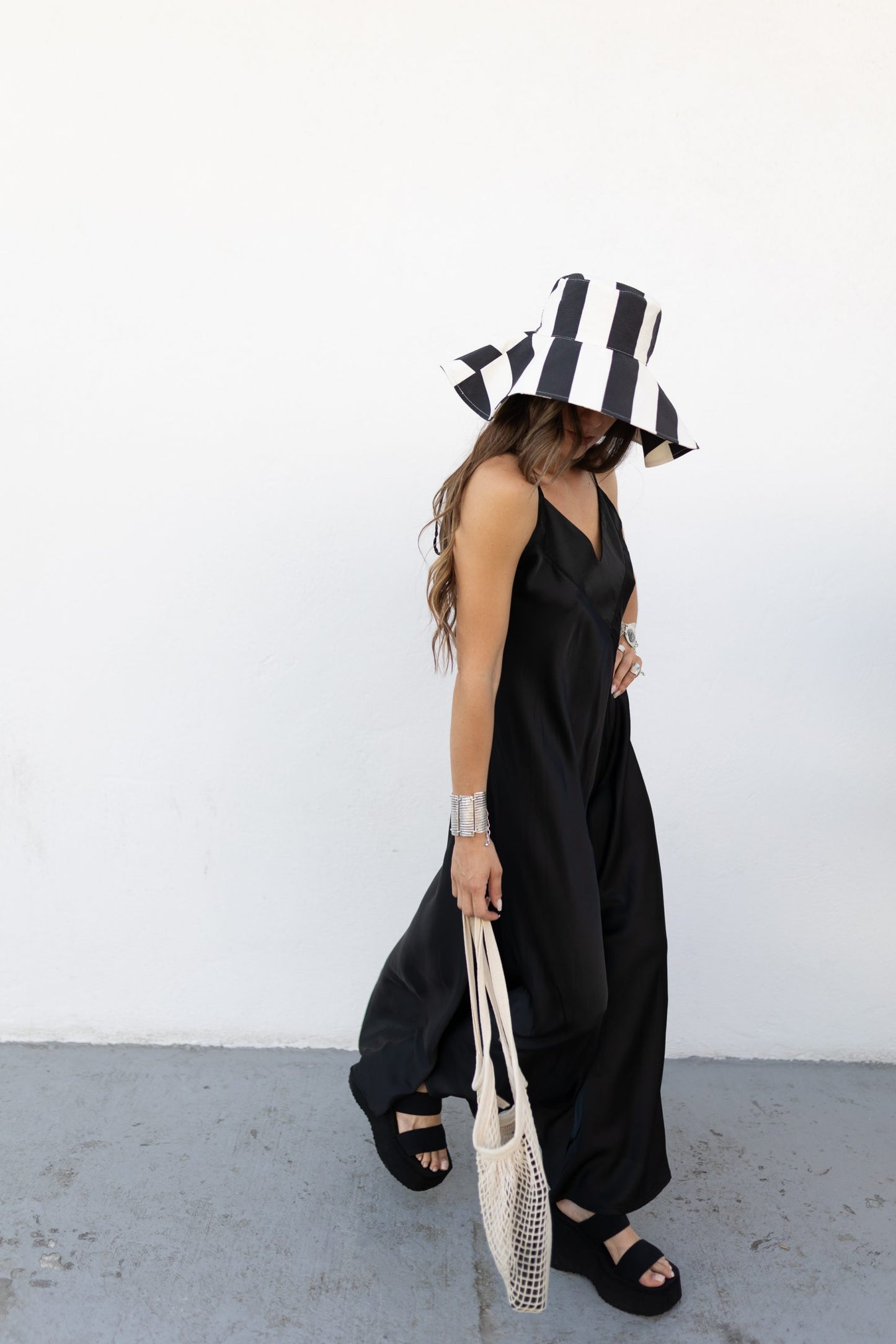 Maeve Dress Σεμιζιε Μαύρο midi Φόρεμα / Black Color 97% Polyester 3% Elastan Ανετη εφαρμογη - Τιράντες με αυξομείωση Μεταξένια υφή Μήκος 125εκ