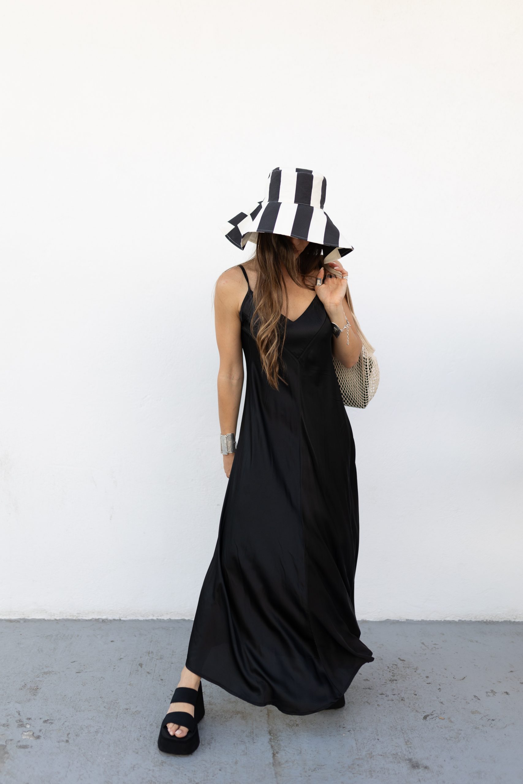 Maeve Dress Σεμιζιε Μαύρο midi Φόρεμα / Black Color 97% Polyester 3% Elastan Ανετη εφαρμογη - Τιράντες με αυξομείωση Μεταξένια υφή Μήκος 125εκ
